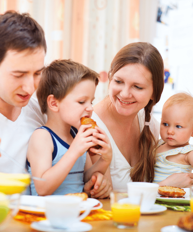 Famille de quatre à un brunch